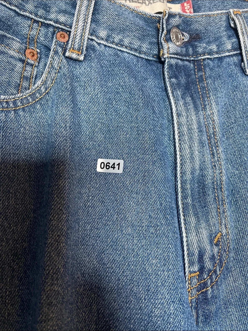 Levi's Men’s Blue Relaxed Jeans - Classic Back Pocket Design